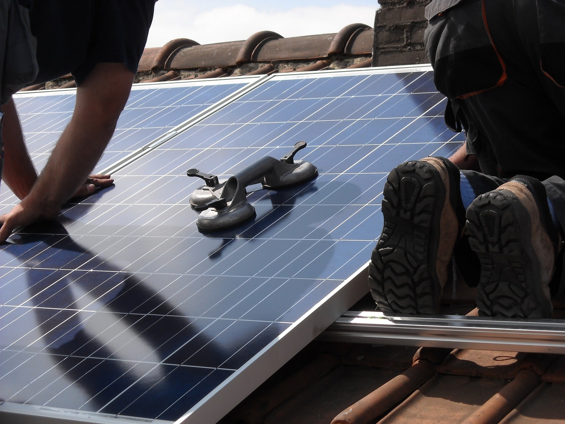 A team of professional solar installers setting up solar panels during a solar installation, ensuring the creation of an efficient solar system.